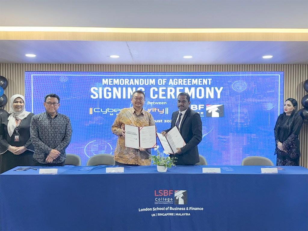 2nd left, Amirudin and Dr Sajilal at LBSF signing the MOA, which would lead to Global ACE recognition