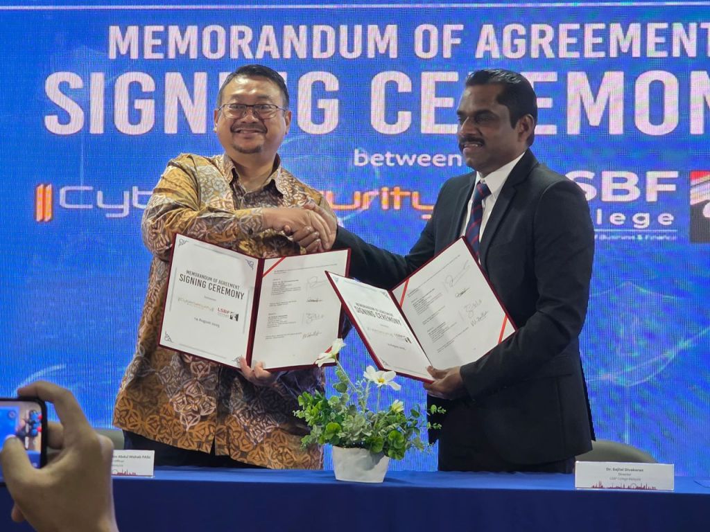 2nd left, Amirudin and Dr Sajilal at LBSF signing the MOA, which would lead to Global ACE recognition